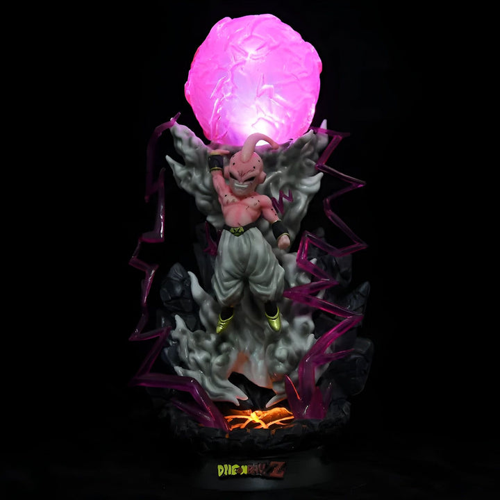 Une figurine de Buu, un personnage de Dragon Ball Z, en train de charger une boule d'énergie rose. La figurine est éclairée par une lumière violette et repose sur un socle noir.,FI-633313399X
