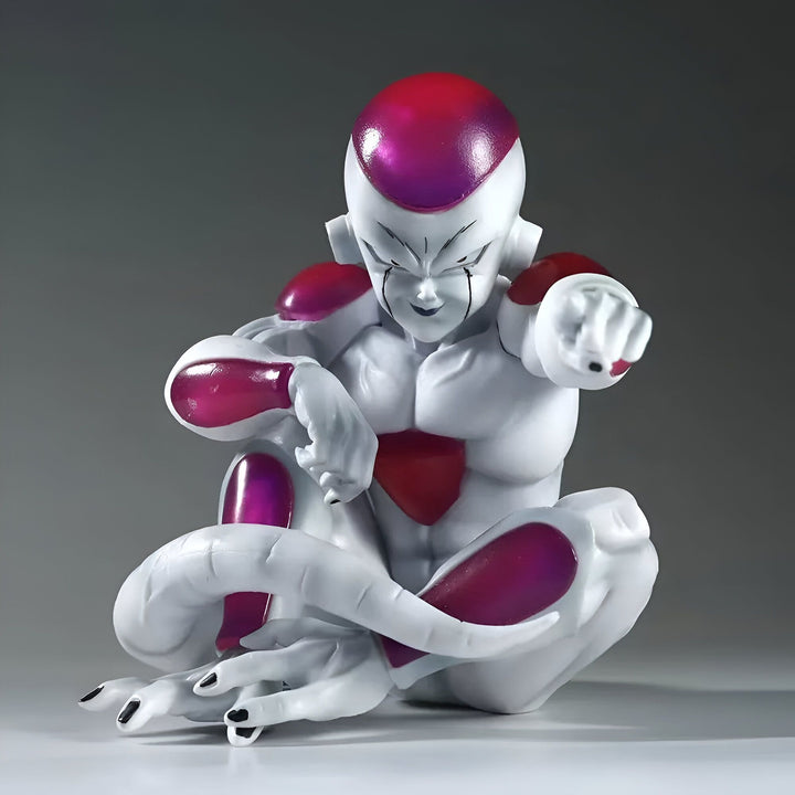 Une figurine de Freezer, un personnage de Dragon Ball Z. Il est assis en tailleur, avec un sourire narquois sur le visage. Il est vêtu d'une combinaison blanche et violette, et a une peau blanche. Il est assis sur une base violette.,FI-2061273920