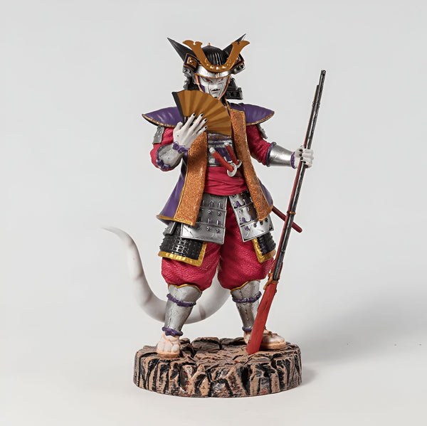 Une figurine de Freezer en samouraï. Il porte un kimono rouge et blanc, une armure de samouraï et un casque. Il tient un éventail dans sa main droite et un pistolet dans sa main gauche.,FI-0463132289