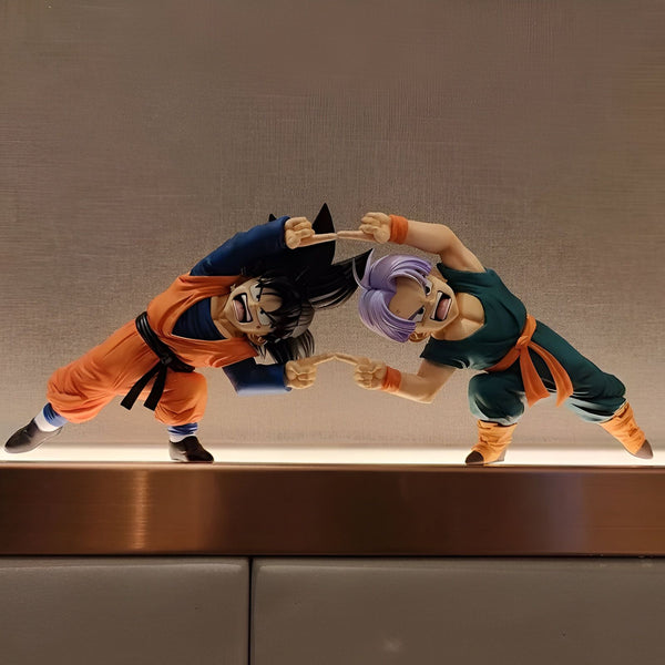 Deux figurines de personnages de dessins animés, Goku et Trunks, sont en position de combat.,FI-2745685953