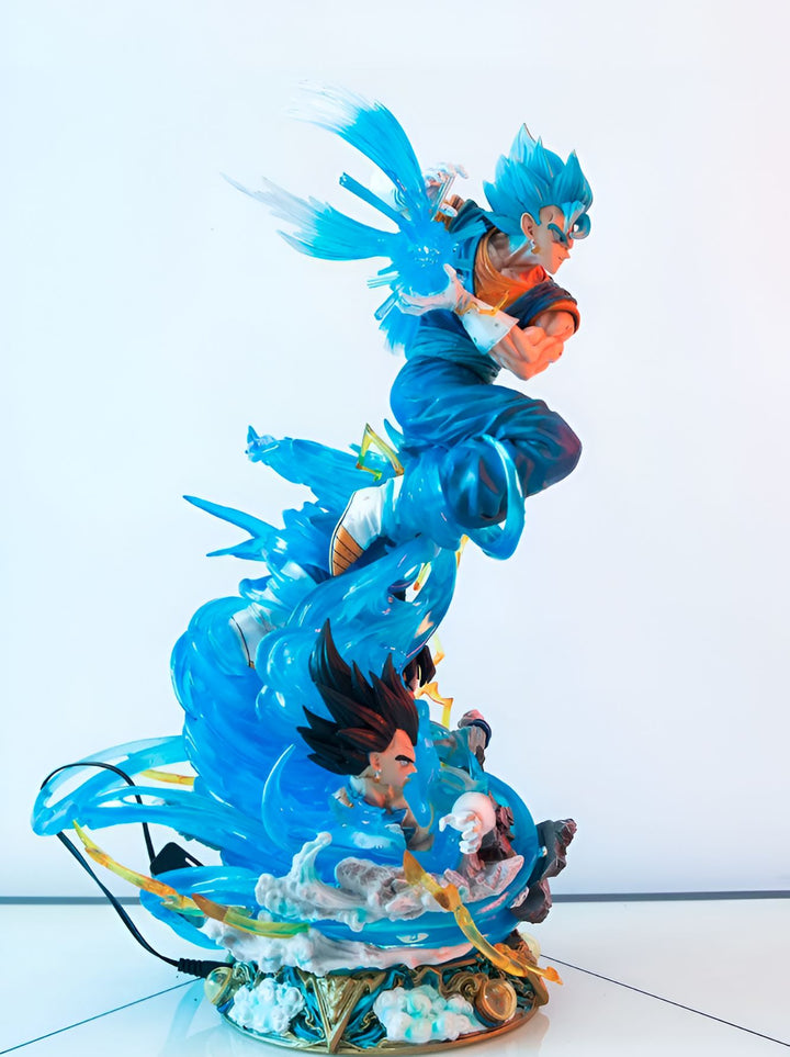 Une figurine de Vegeta et Goku en Super Saiyan Blue. Vegeta est en l'air et Goku est au sol, tous deux sont en train de charger leur attaque. La figurine est éclairée par une lumière bleue.,FI-6100452774