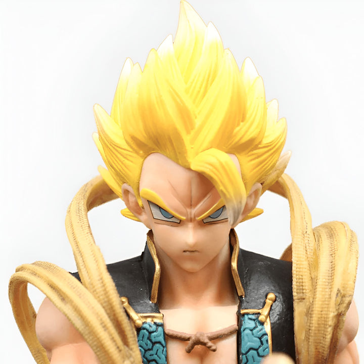 Une figurine de Son Goku, un personnage de Dragon Ball Z. Il est représenté avec les cheveux jaunes et les yeux bleus, vêtu d'un gilet noir et d'un pantalon orange.,FI-154959074X
