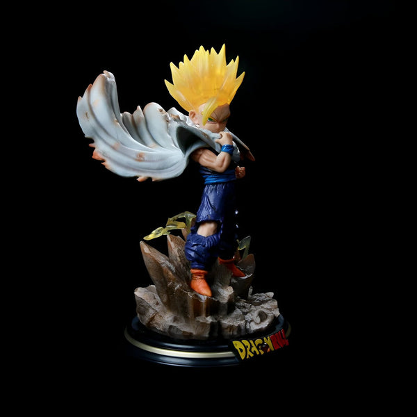 Une figurine de Son Gohan, un personnage de Dragon Ball Z, est représentée sur l'image. Il est vêtu d'une combinaison bleue et d'une cape blanche déchirée. Il est en position de combat, le poing droit en avant et la jambe gauche en arrière. La figurine est posée sur un socle marron.,FI-5285238307