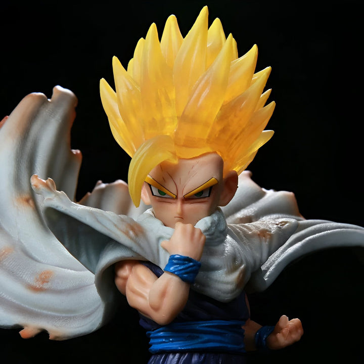 Une figurine de Son Gohan, un personnage de Dragon Ball Z, avec ses cheveux jaunes hérissés, sa cape blanche déchirée et son regard déterminé.,FI-5285238307