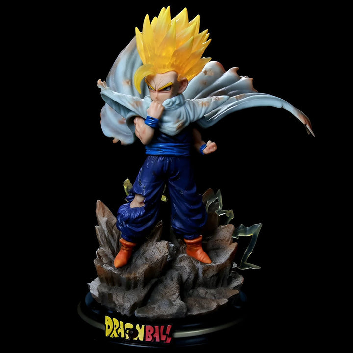 Une figurine de Son Gohan, un personnage de Dragon Ball Z, est représentée sur l'image. Il est vêtu d'une combinaison bleue et jaune et d'une cape blanche déchirée. Il se tient sur un rocher et semble prêt à attaquer.,FI-5285238307