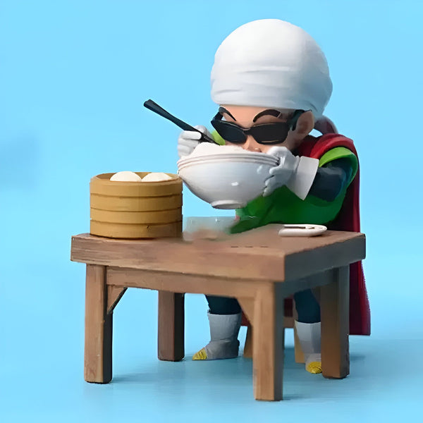 Une figurine de collection de Krilin, un personnage de Dragon Ball Z, en train de manger un bol de nouilles. Il est assis à une table en bois et porte une serviette autour du cou.,FI-0632562056