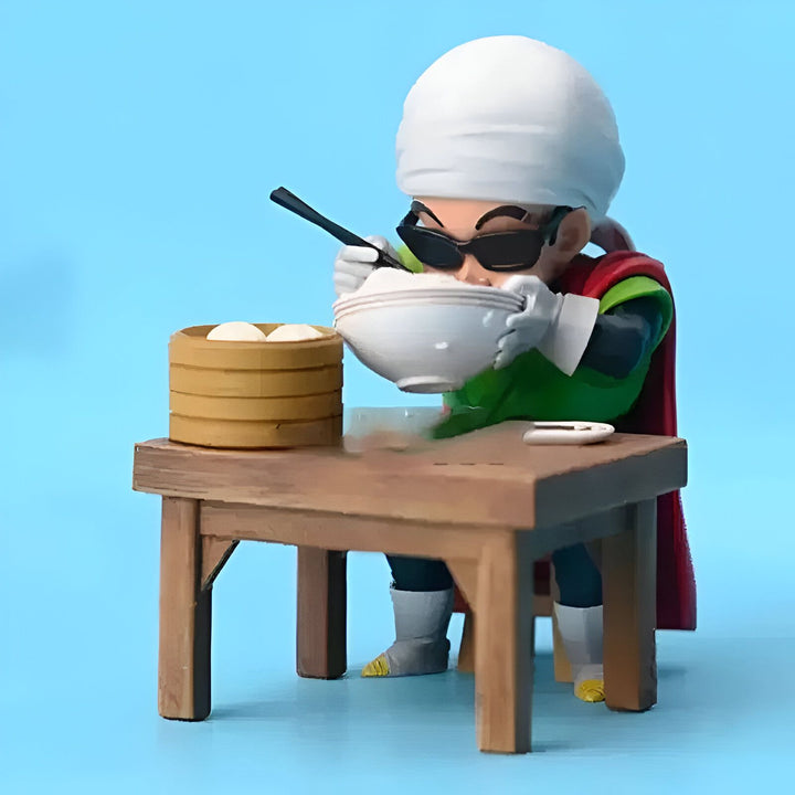 Une figurine de collection de Krilin, un personnage de Dragon Ball Z, en train de manger un bol de nouilles. Il est assis à une table en bois et porte une serviette autour du cou.,FI-0632562056
