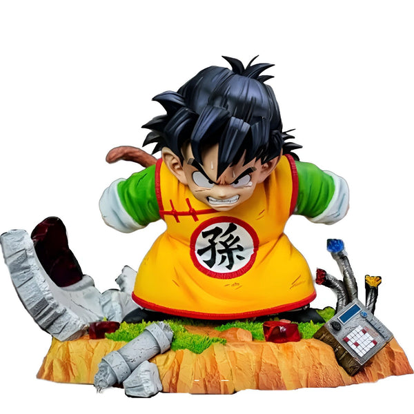Une figurine de Son Gohan, un personnage de Dragon Ball Z. Il est représenté avec une expression faciale déterminée, portant sa tenue jaune et verte caractéristique, avec un kanji signifiant "tortue" sur son dos. Il se tient sur un socle rocheux avec des morceaux de métal et de technologie éparpillés autour de lui.,FI-9922858967