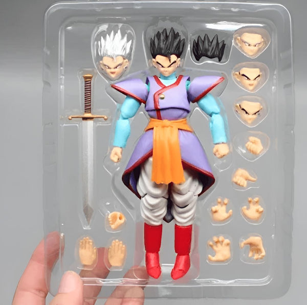 Une figurine de Son Gohan, un personnage de Dragon Ball Z. Il est vêtu d'une tenue traditionnelle japonaise et tient une épée dans sa main droite. Il y a également plusieurs têtes et mains interchangeables dans la boîte.,FI-6520634034