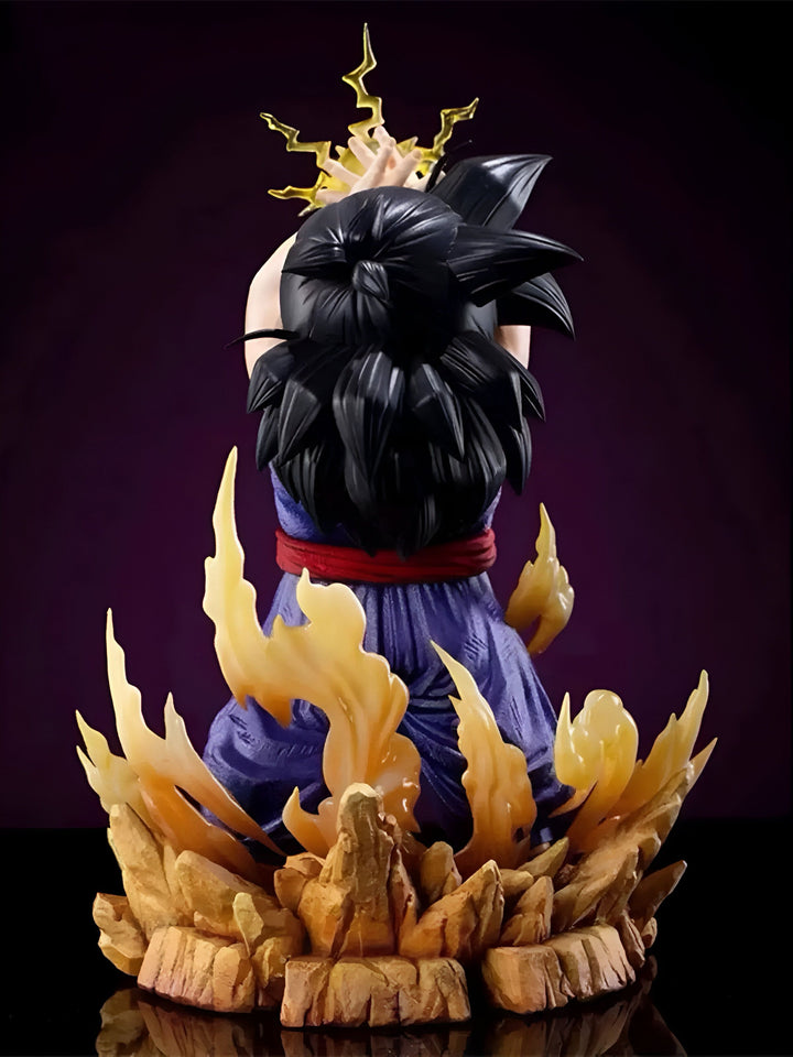 Une figurine de Son Gohan, un personnage de Dragon Ball Z, en train de se préparer à attaquer. Il est entouré de flammes et de rochers.,FI-5751305108