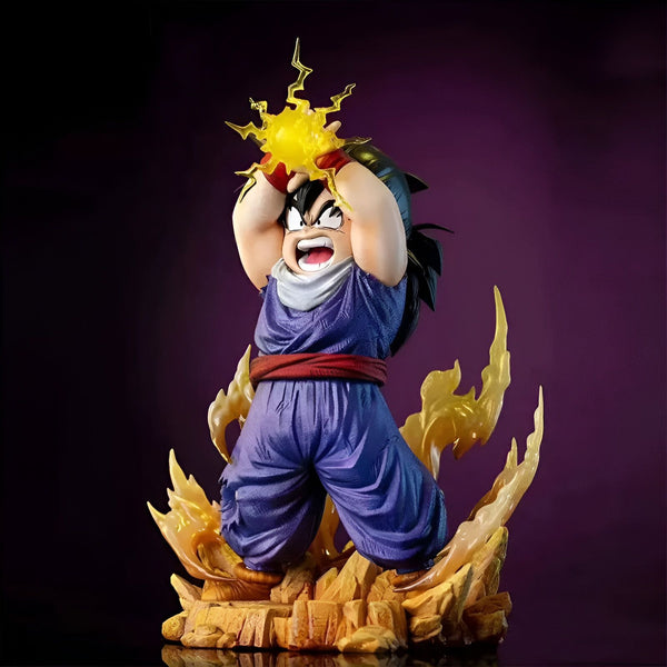 Une figurine de Son Gohan, un personnage de Dragon Ball Z, en train de charger une attaque énergétique jaune. Il est vêtu d'une combinaison violette et d'une ceinture verte. Il se tient sur un rocher et est entouré de flammes jaunes.,FI-5751305108