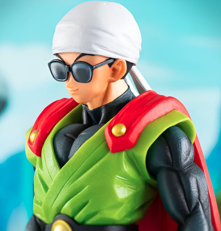 Une figurine de Gohan portant un bandana blanc, des lunettes de soleil noires et une cape rouge et verte.,FI-3150046548