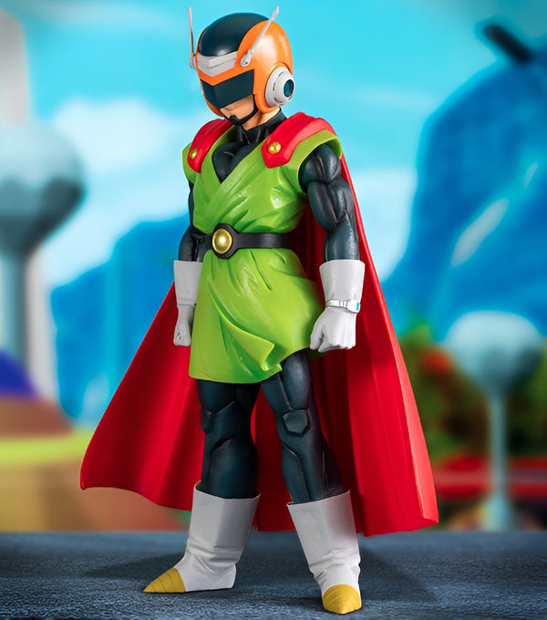 Une figurine de Gohan portant une armure verte et un casque orange avec une visière bleue. Il porte également une cape rouge et des bottes blanches.,FI-3150046548