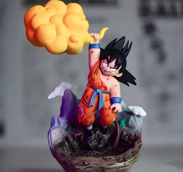 Une figurine de Son Goku, un personnage de la série animée Dragon Ball Z. Il est représenté en train de voler sur un nuage magique, le Kinto'un, et de tenir une boule d'énergie jaune dans sa main droite.,FI-9989275866