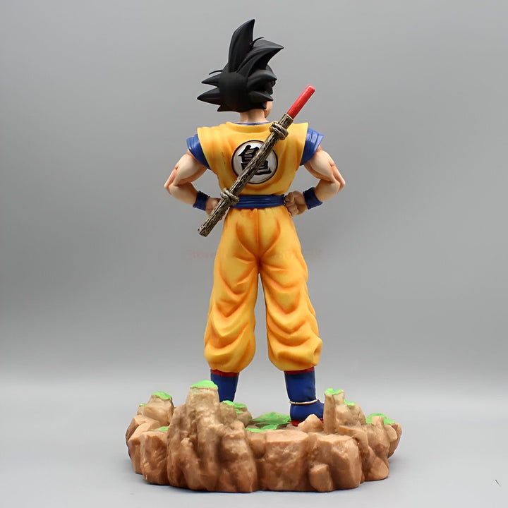Une figurine de Son Goku, un personnage de Dragon Ball Z, est debout sur un rocher. Il porte sa tenue orange et bleue et tient un bâton dans son dos.,FI-6899787709