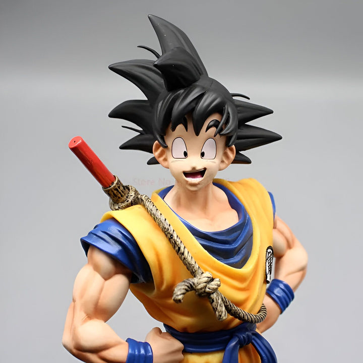 Une figurine de Son Goku, un personnage de Dragon Ball Z. Il est vêtu de son costume orange et bleu et porte un bâton sur l'épaule. Il a un sourire sur le visage.,FI-6899787709