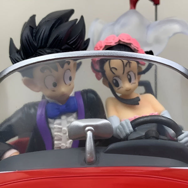 Une figurine de collection de Gohan et Videl en voiture. Gohan est vêtu d'un smoking noir et Videl porte une robe de mariée blanche.,FI-0941006069,FI-6058598516