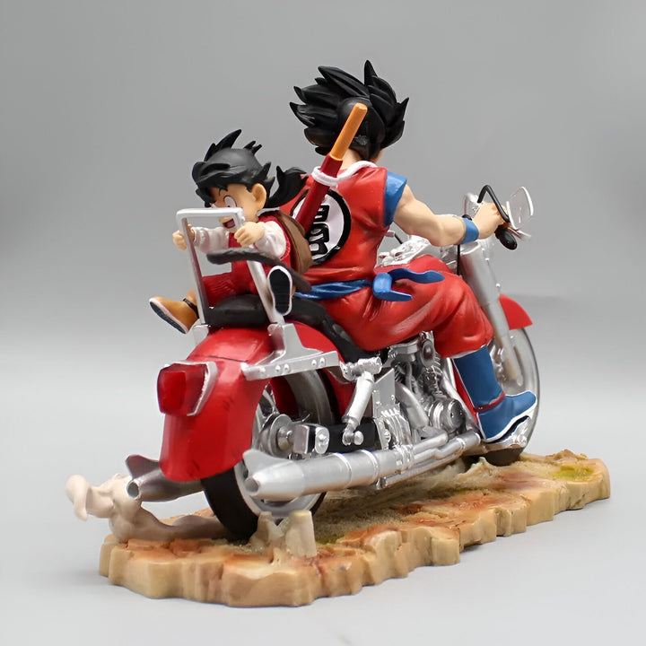 Une figurine de Goku et Gohan sur une moto. Goku est en train de conduire la moto et Gohan est assis derrière lui. La moto est rouge et noire.,FI-3986581812
