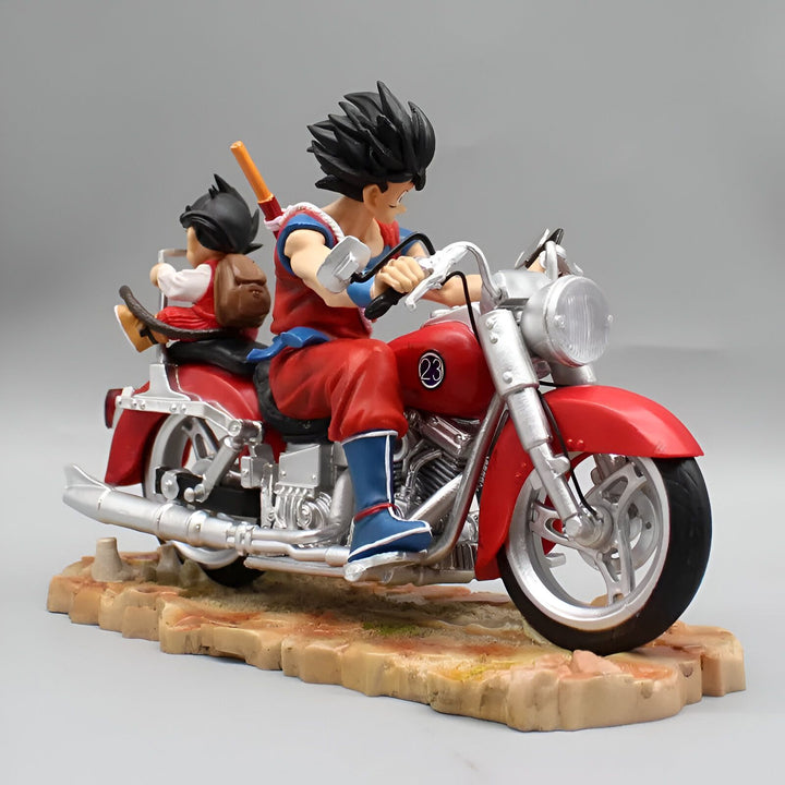 Une figurine de Goku et Gohan sur une moto rouge. Goku est en train de conduire la moto et Gohan est assis derrière lui.,FI-3986581812