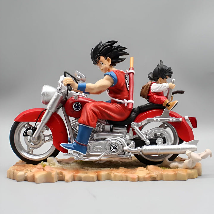Une image de Goku et Gohan sur une moto. Goku est en train de conduire la moto et Gohan est assis derrière lui. La moto est rouge et a un siège noir. Goku porte une combinaison orange et Gohan porte une combinaison bleue.,FI-3986581812