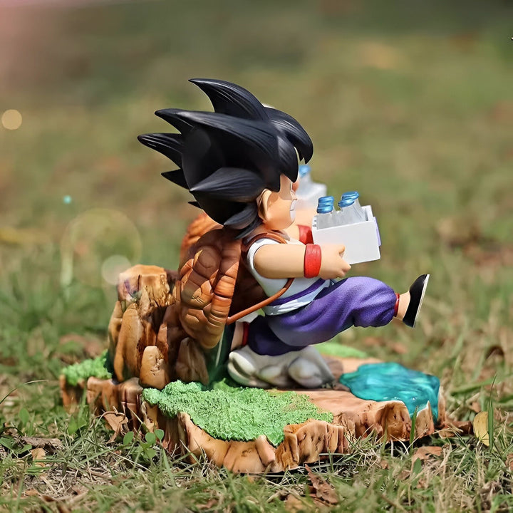 Une figurine de Son Goku, un personnage de Dragon Ball Z, est en train de courir. Il porte une carapace de tortue sur le dos et tient une bouteille de lait à la main. Il est en train de sauter par-dessus un rocher.,FI-7018456525