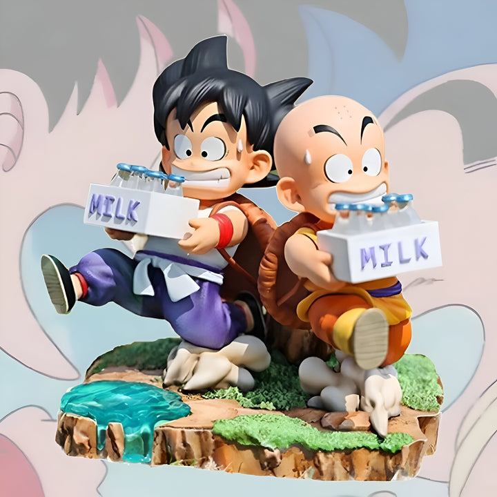 Deux figurines de personnages de dessins animés, Goku et Krilin, sont en train de courir. Ils portent chacun une bouteille de lait à la main.,FI-7018456525