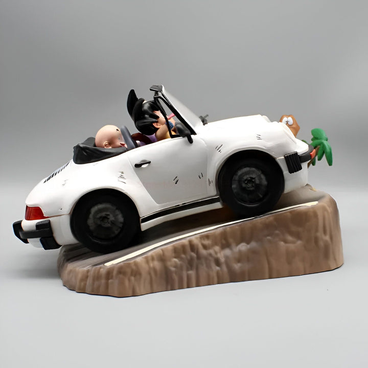 Une voiture blanche conduite par un personnage de dessin animé, avec un autre personnage à côté de lui et un troisième sur le siège arrière. La voiture est sur une route qui monte et il y a un palmier sur le côté de la route.,FI-5159991603