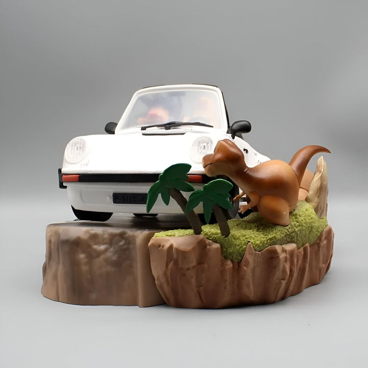 Une voiture blanche est garée sur un rocher. Un dinosaure marron se tient à côté de la voiture. Il y a des arbres et des plantes sur le rocher.,FI-5159991603