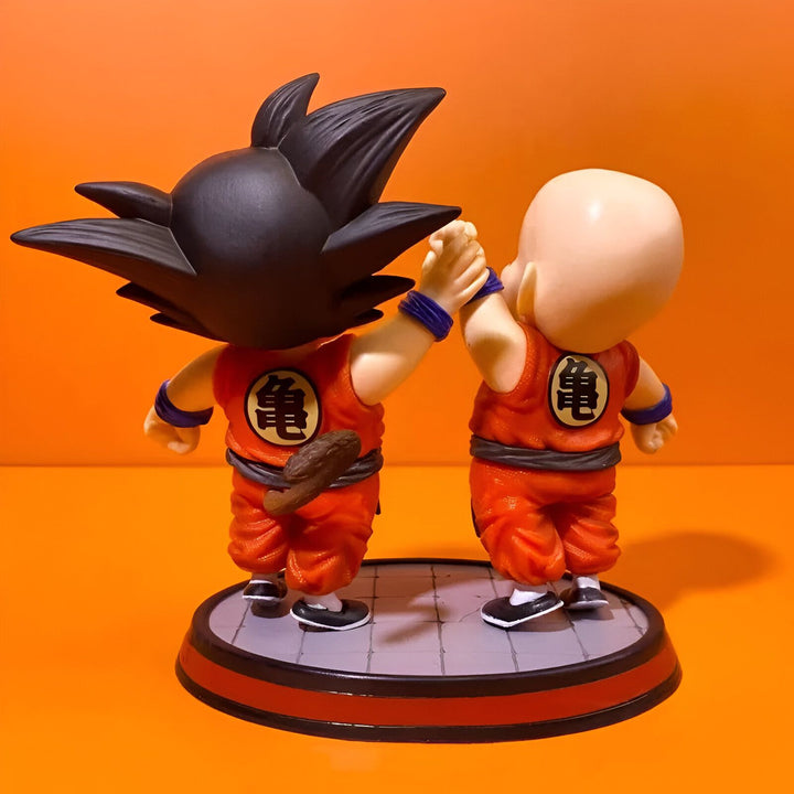 Une figurine de Goku et Krilin, deux personnages de la série Dragon Ball Z. Goku est un Saiyan, une race extraterrestre guerrière, et Krilin est un humain. Ils sont tous les deux disciples de Maître Roshi et s'entraînent pour devenir des combattants plus forts.,FI-2403265217
