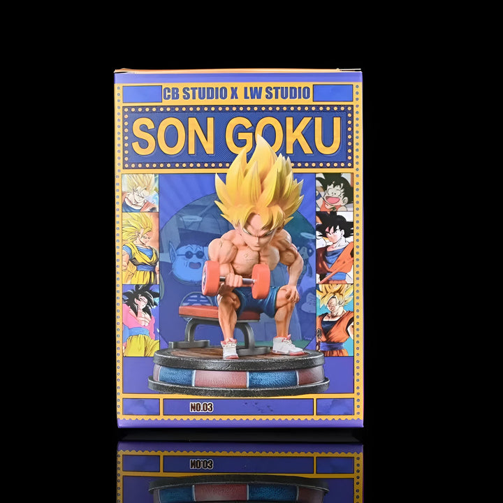 Une figurine de Son Goku, un personnage de Dragon Ball Z, est assise sur un banc et soulève des poids. La figurine est en résine et mesure environ 15 cm de haut. Elle est détaillée et colorée avec soin. L'arrière-plan de la boîte représente des scènes du manga Dragon Ball Z mettant en scène Son Goku.,FI-9124101168