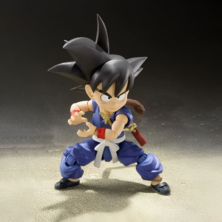 Une figurine de Son Goku, un personnage de Dragon Ball Z. Il est vêtu d'un gi bleu et d'une ceinture orange. Il a les cheveux noirs et les yeux bleus. Il est en position de combat.,FI-3055026829