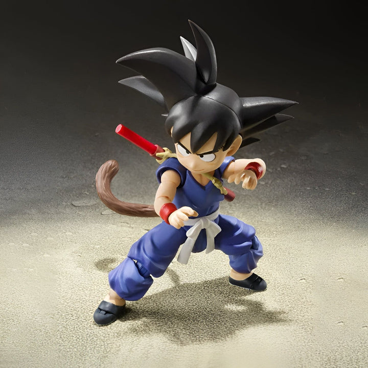 Une figurine de Son Goku, un personnage de Dragon Ball Z. Il est vêtu d'un kimono bleu et blanc et a les cheveux noirs hérissés. Il est en position de combat, le poing droit en avant et la jambe gauche en arrière.,FI-3055026829