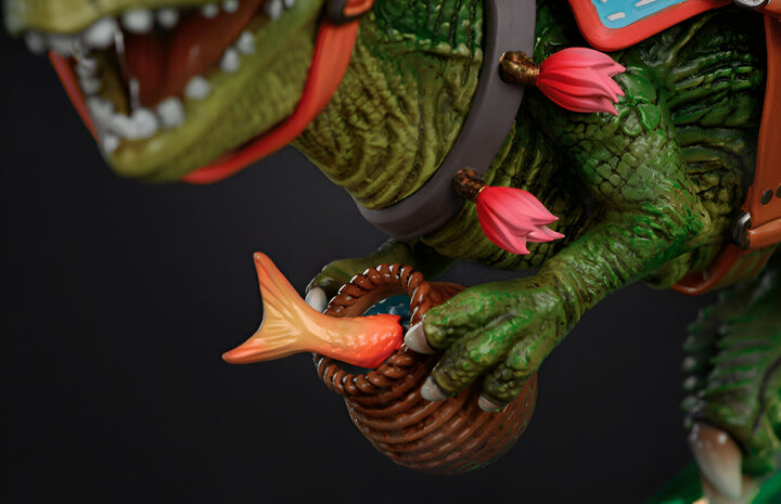 Une image d'un dinosaure vert tenant un panier avec un poisson rouge à l'intérieur. Le dinosaure a une selle orange et des fleurs roses dans les cheveux.,FI-3980047431