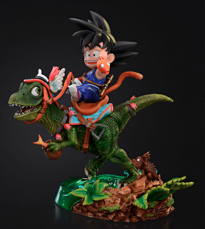 Une figurine de Son Goku, un personnage de Dragon Ball, chevauchant un dinosaure vert. Le dinosaure a une selle et des ailes. Son Goku porte une tenue orange et bleue. Il tient une épée dans sa main droite et un bouclier dans sa main gauche. La figurine est posée sur un socle vert.,FI-3980047431