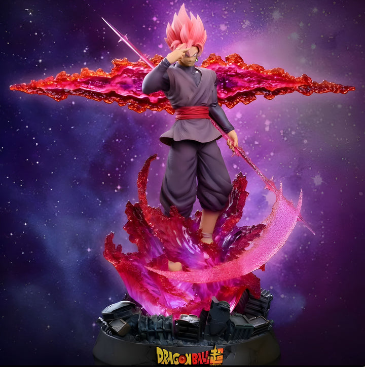 Une image de Son Goku, un personnage de Dragon Ball Super, dans sa forme Black. Il est vêtu d'un kimono noir et rouge et a les cheveux roses. Il est entouré d'une aura rouge et noire et tient une faux dans sa main droite. Il se trouve sur un socle noir et rouge.,FI-4899512767
