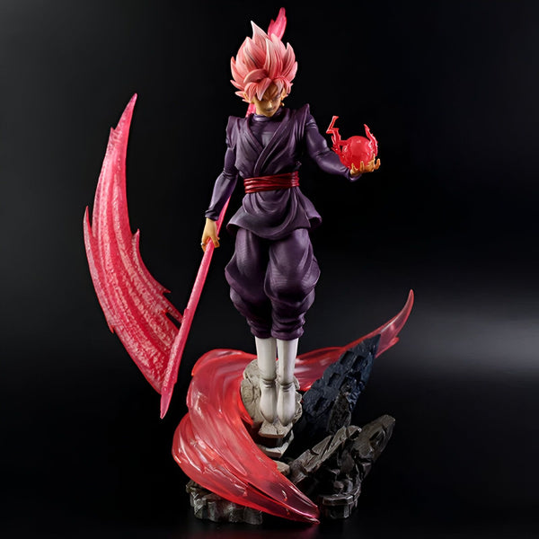 Une figurine de Son Goku, un personnage de Dragon Ball Super, dans sa forme Black. Il est vêtu d'un kimono noir et d'une ceinture rouge, et tient une faux dans sa main droite. Il se tient sur un socle rocheux, et est entouré d'un aura rose.,FI-4899512767