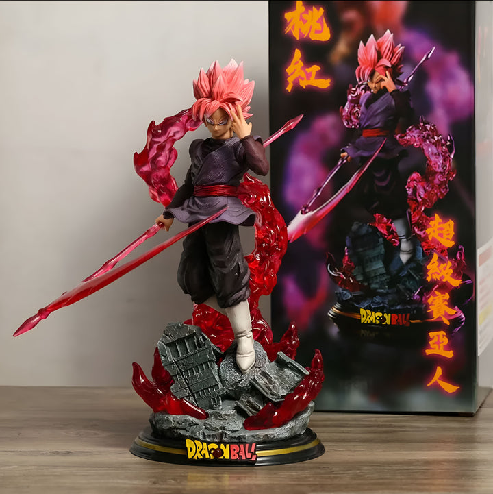 Une figurine de collection de Son Goku, un personnage de la série animée Dragon Ball. Il est représenté dans sa forme Super Saiyan Rosé, avec ses cheveux roses et ses yeux bleus. Il est vêtu d'un kimono noir et rouge et est en position de combat, tenant une épée dans sa main droite. La figurine est posée sur un socle noir et rouge.,FI-4899512767
