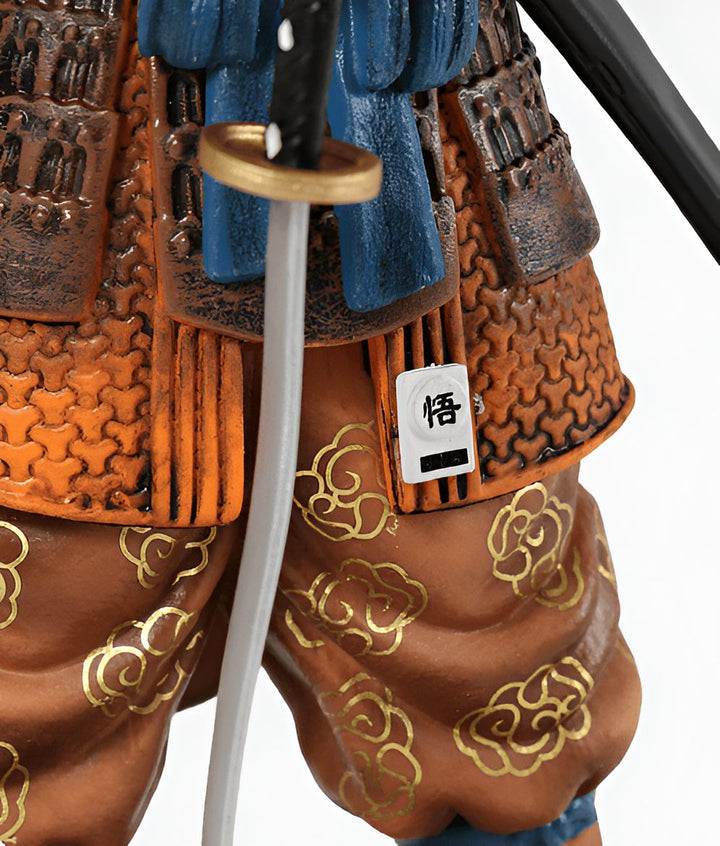 Gros plan sur la partie inférieure d'un samouraï vêtu d'une armure orange et bleue. Il porte une épée dans sa ceinture et a un tatouage sur la jambe.,FI-0769927459