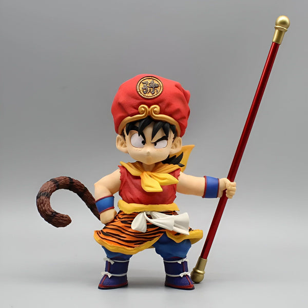 Une figurine de Son Goku enfant, portant une tenue traditionnelle chinoise rouge et jaune, avec un pantalon tigré orange et noir, et tenant un bâton magique rouge et doré à la main droite.,FI-4401880579