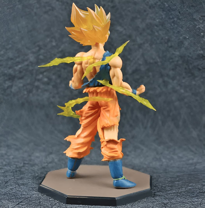 Une figurine de Son Goku, un personnage de la série animée Dragon Ball Z. Il est représenté de dos, avec ses cheveux blonds hérissés et sa combinaison orange déchirée. Il est en position de combat, avec les poings serrés et l'air déterminé.,FI-0278578721