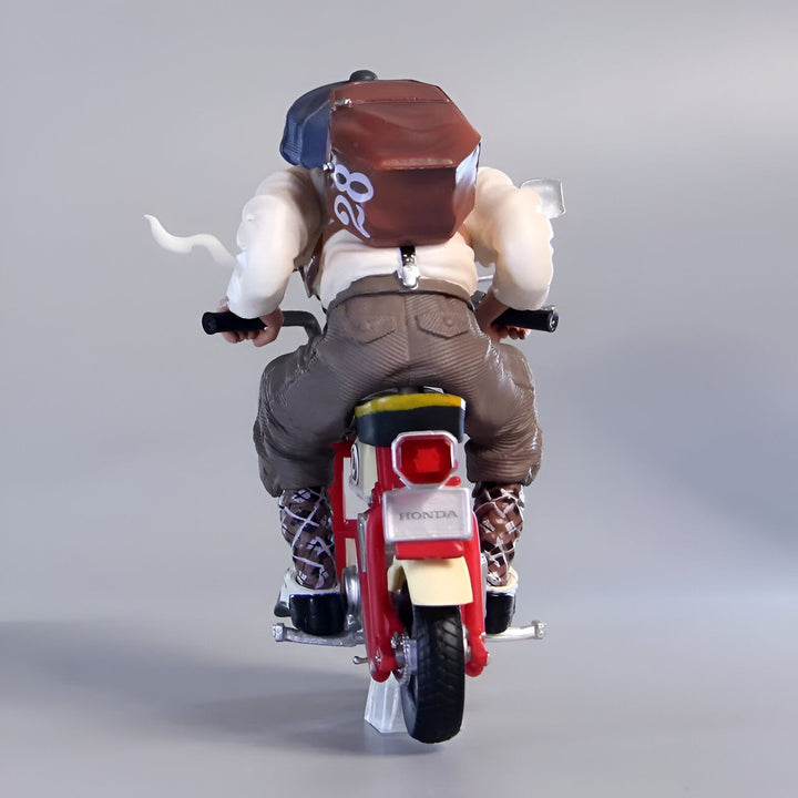 Une figurine d'un homme conduisant une moto Honda. L'homme porte une chemise blanche, un pantalon marron et un sac à dos marron. La moto est rouge et blanche.,FI-9738210933