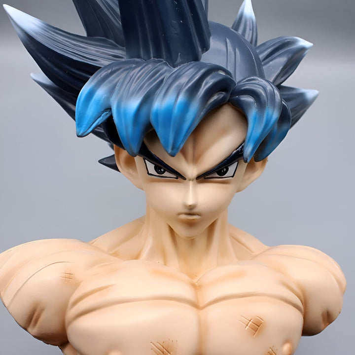 Buste de Son Goku, un personnage de Dragon Ball Z. Il est représenté avec les cheveux bleus et les yeux noirs. Il a une expression sérieuse sur le visage.,FI-7051017179