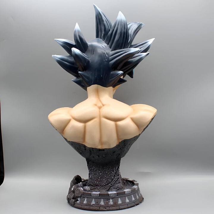 Buste de Son Goku, personnage de la série Dragon Ball Z. Il est représenté avec ses cheveux noirs et bleus hérissés, et son regard déterminé. Il porte une cuirasse noire et orange. Le buste est posé sur un socle noir et gris.,FI-7051017179