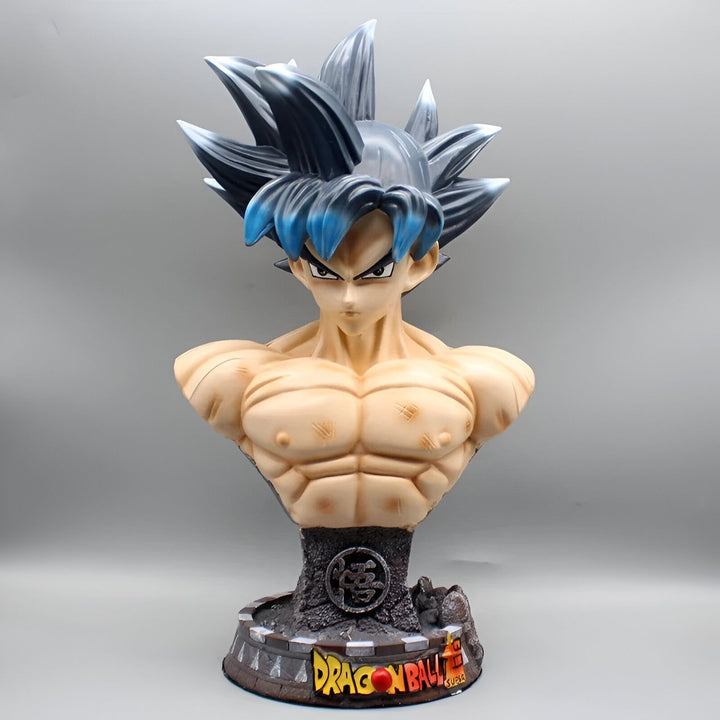 Buste de Son Goku, un personnage de Dragon Ball Z. Il est représenté avec les cheveux noirs et bleus, et porte une cuirasse orange et bleue. Le buste est posé sur un socle noir et doré.,FI-7051017179