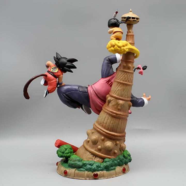 Une figurine de Goku, le personnage principal de la série animée Dragon Ball Z. Il est représenté en train de s'envoler, avec son fils Gohan sur son dos et son ami Krilin sur sa tête. La figurine est en PVC et mesure environ 15 cm de haut.,FI-782050014X