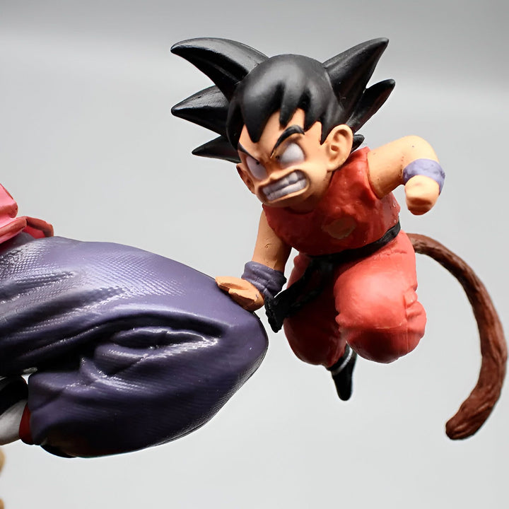 Une figurine de Son Goku, un personnage de Dragon Ball Z, en train de combattre un adversaire.,FI-782050014X