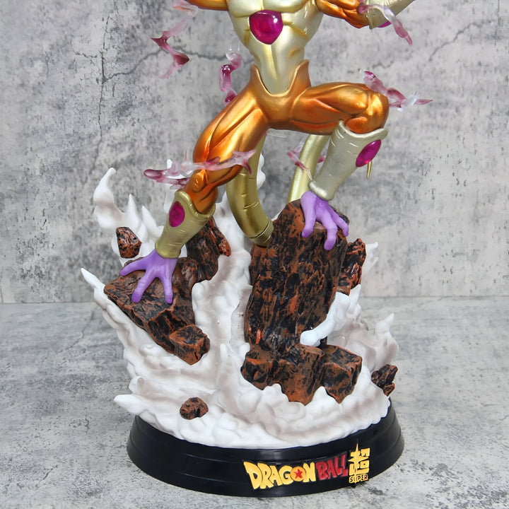 Une figurine de Freezer, un personnage de Dragon Ball Z, en train de se battre. Il est doré et porte une armure violette. Il est debout sur un rocher et est entouré d'énergie violette.,FI-1746772670