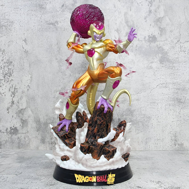 Une figurine de Freezer en or et violet, un personnage de Dragon Ball Z. Il est en train de charger une boule d'énergie violette.,FI-1746772670