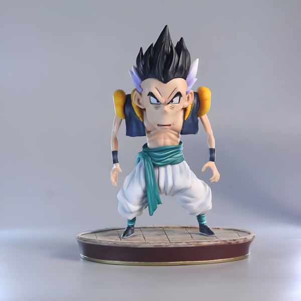 Une figurine de Gotenks, un personnage de Dragon Ball Z, est debout sur un socle marron. Il porte une tenue verte et jaune et a les cheveux noirs.,FI-8991369162