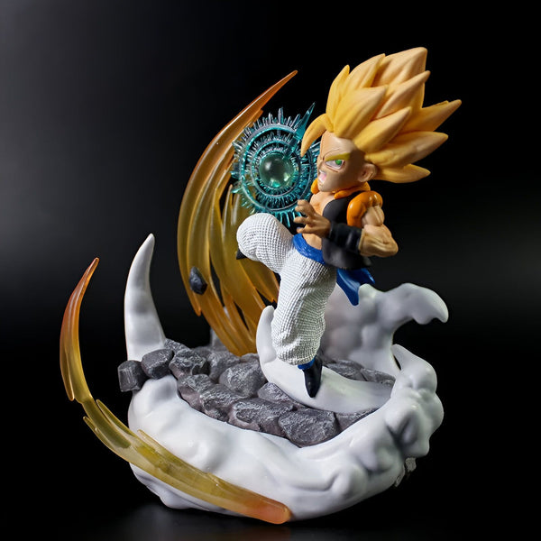 Une figurine de Son Goten, un personnage de Dragon Ball Z, en train de charger une attaque énergétique jaune et verte. Il est vêtu d'un pantalon blanc et d'une veste noire. La figurine est posée sur un socle nuageux blanc et gris.,FI-3359408195